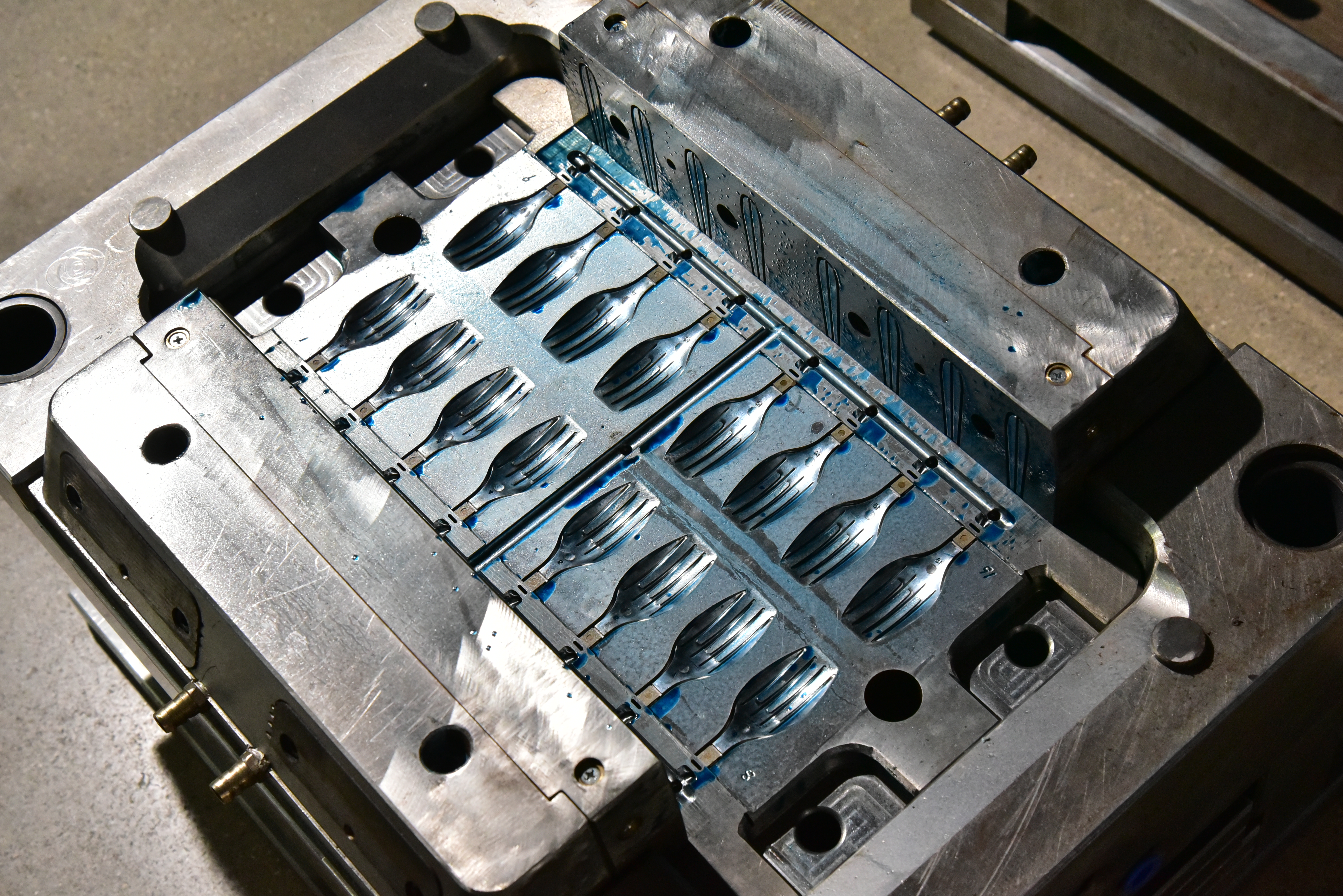 注塑模具 - 汽车部件