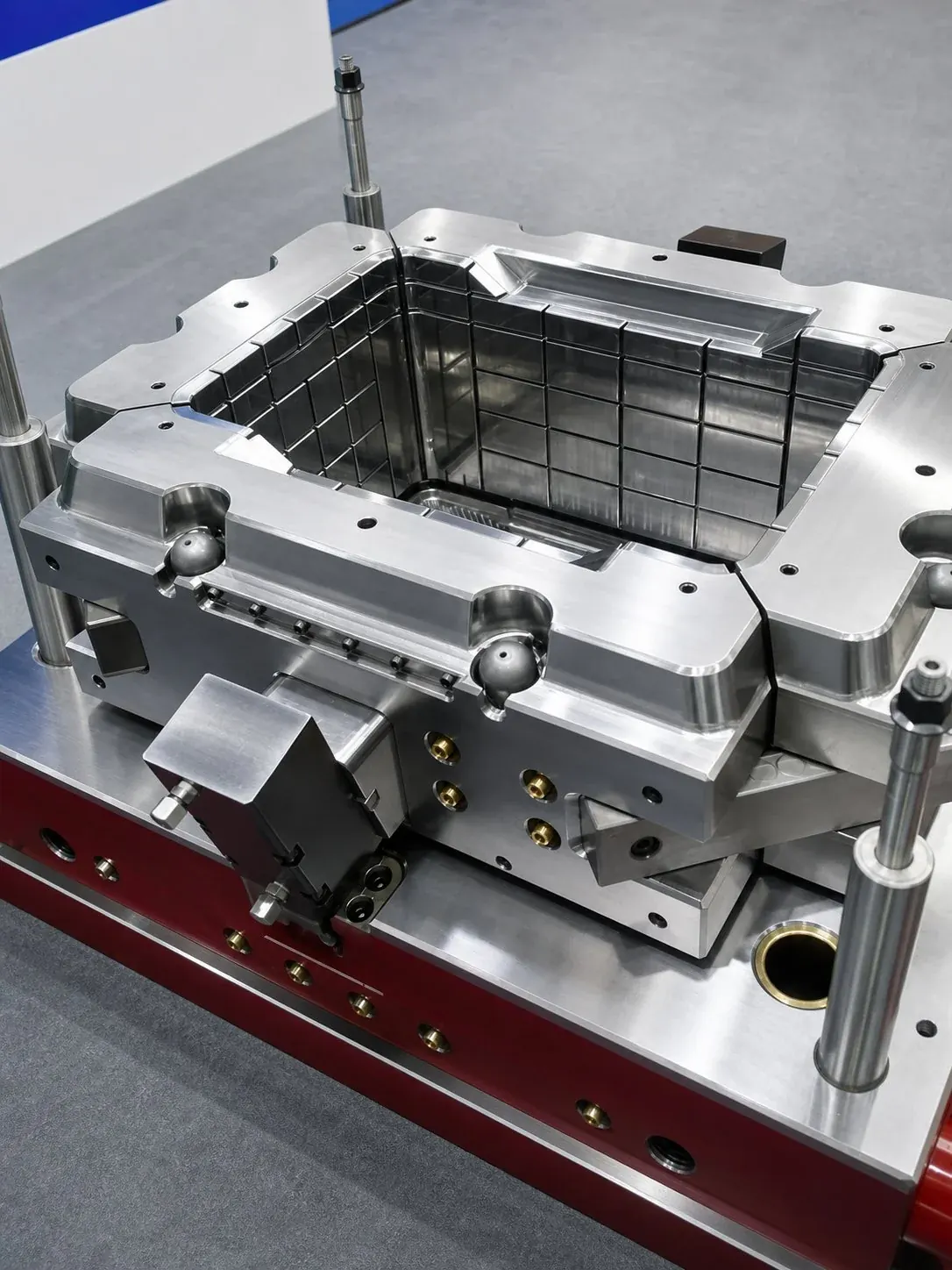 Injection mold assembly workshop